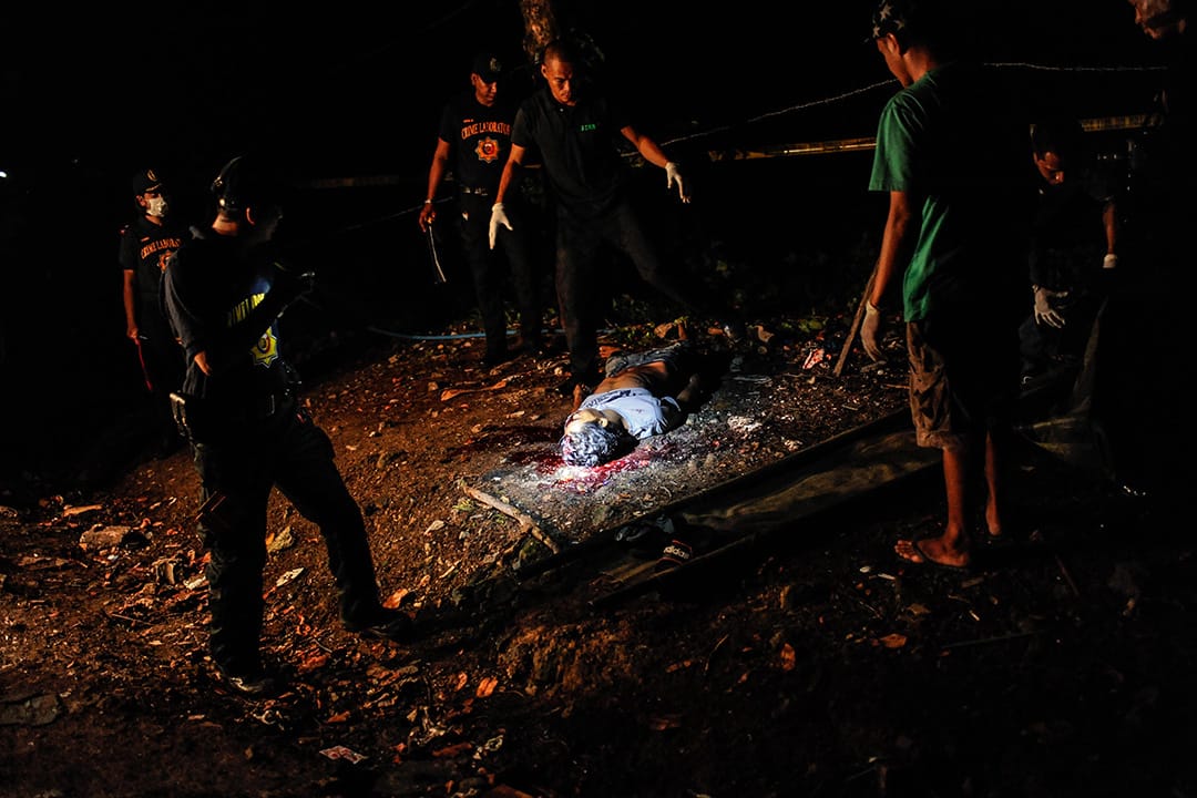 2016年6月25日,菲律宾马尼拉,警察缉毒行动中,一名毒贩被枪杀。