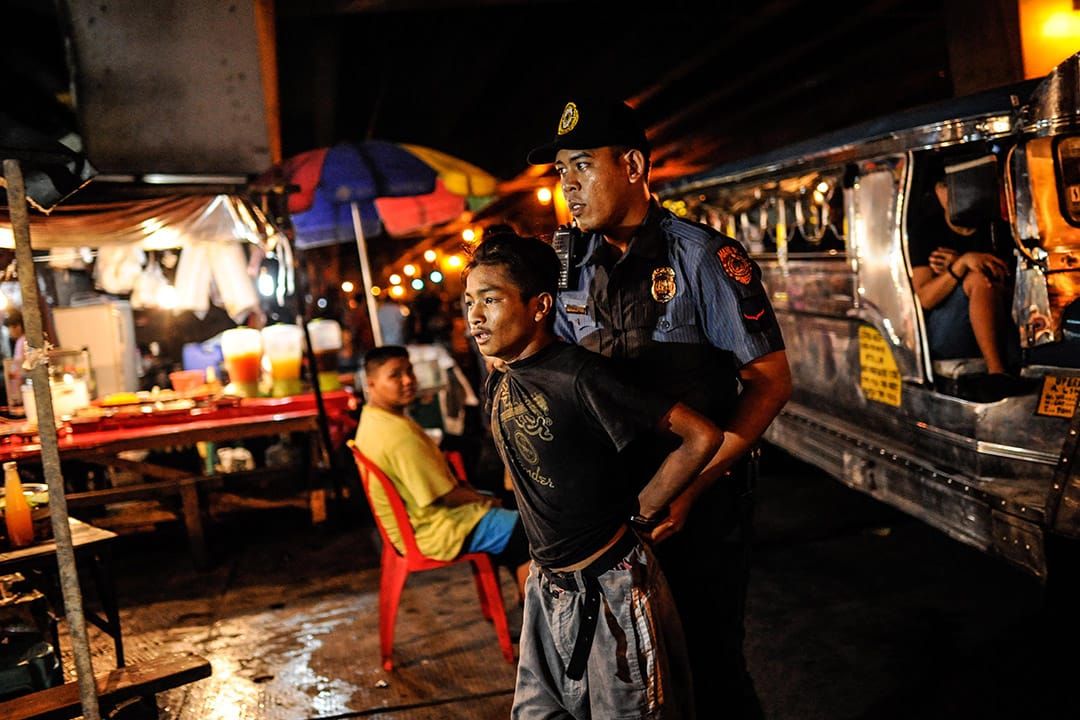 2016年6月20日,菲律宾马尼拉,经过街头追逐后,一个抢劫犯被捕。