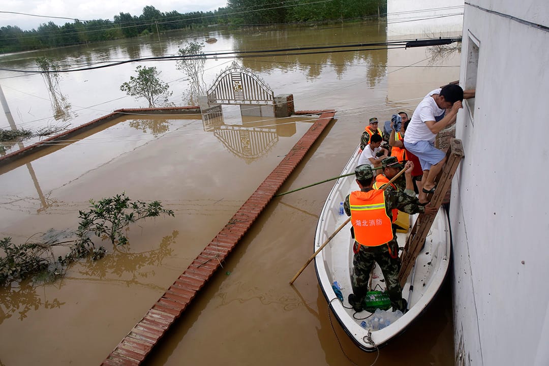 中國武漢，河水缺堤淹沒了武漢一條小村莊，救援人員正在撤離村民。