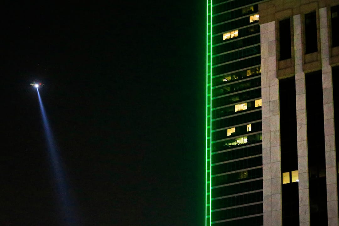 達拉斯多名警察受槍擊後,警方使用直升機在市內展開追捕。