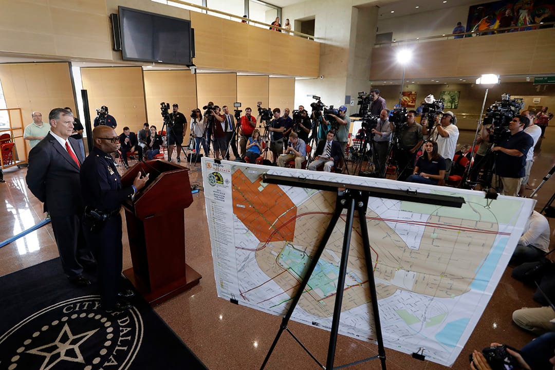 達拉斯槍擊案後,警方舉行記者會。