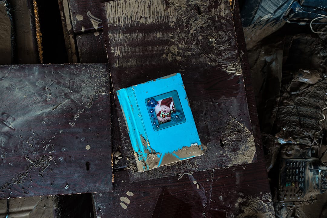 大賢村張二強有一對兒女，10 歲女兒張雨諾和 6 歲兒子張浩宇。張浩宇在洪水中遇難了，他和姐姐的相簿留在齊腰深的淤泥和傾覆的家具上。