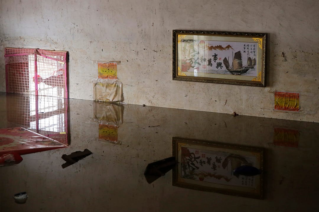 中國武漢，河水缺堤，一名村民的家被淹沒。 