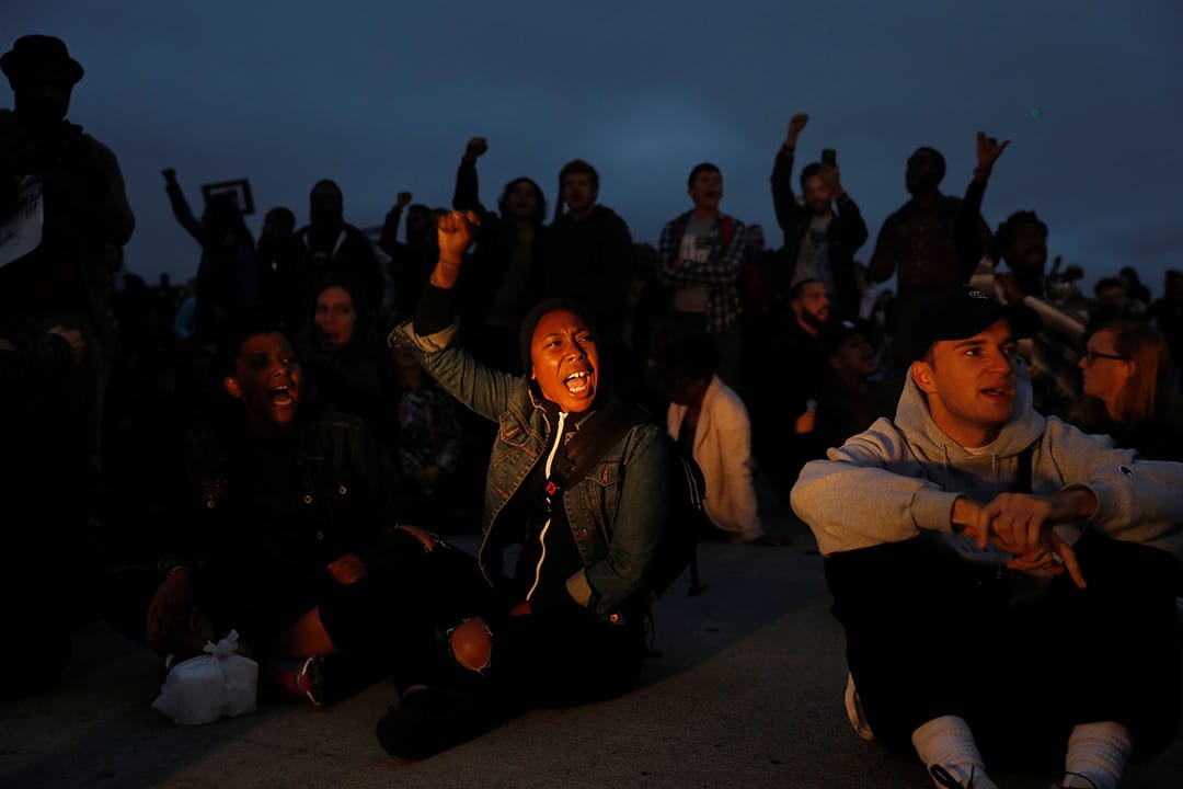 示威者在加州奧克蘭880公路抗議。