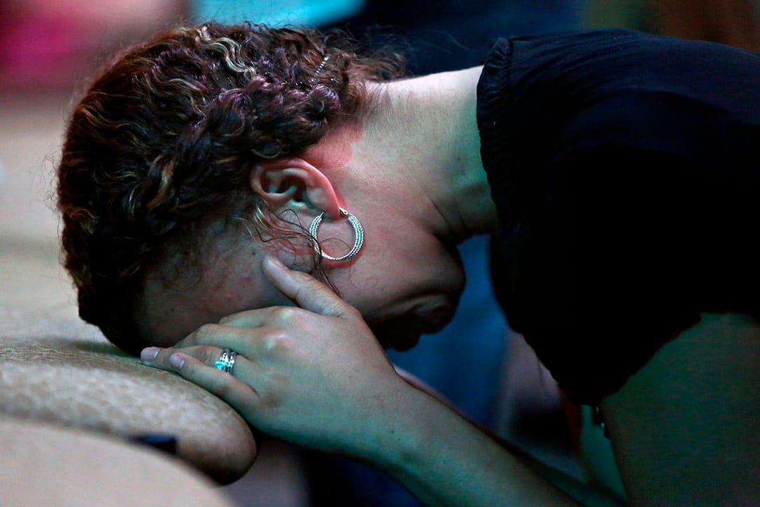 弗吉尼亞州漢普頓市民為多宗槍擊死者祈禱。