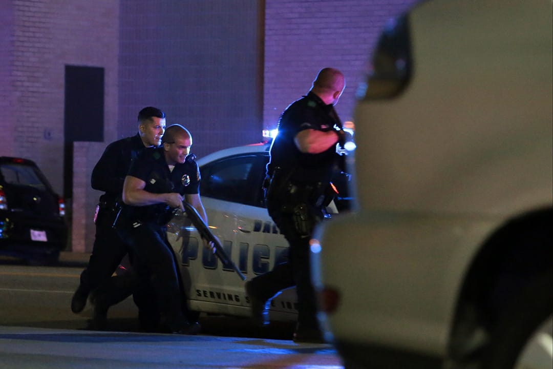 達拉斯警察在市內展開追捕。