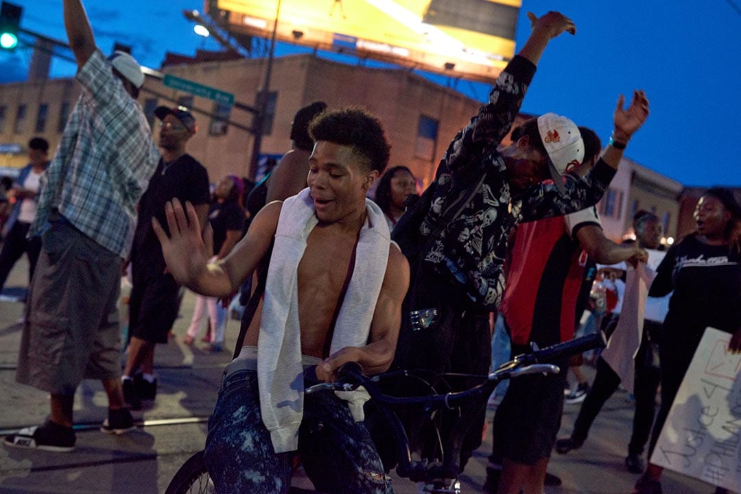 明尼蘇達州市民走上街頭示威。