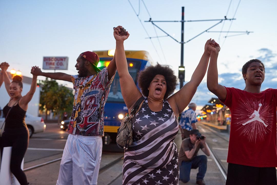 明尼蘇達州市民走上街頭示威。