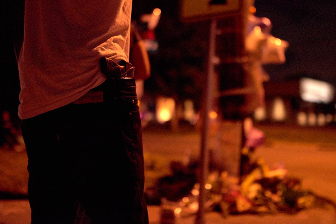 一名出席卡斯蒂爾(Philando Castillo)悼念活動的示威者褲袋插了一把手槍。