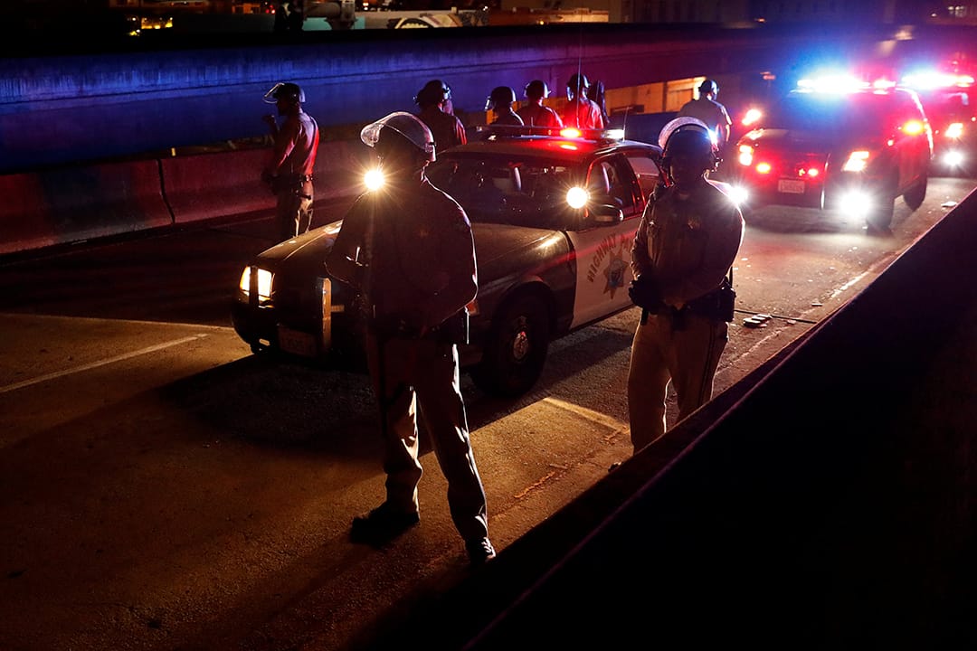 警方在加州奧克蘭880公路戒備。