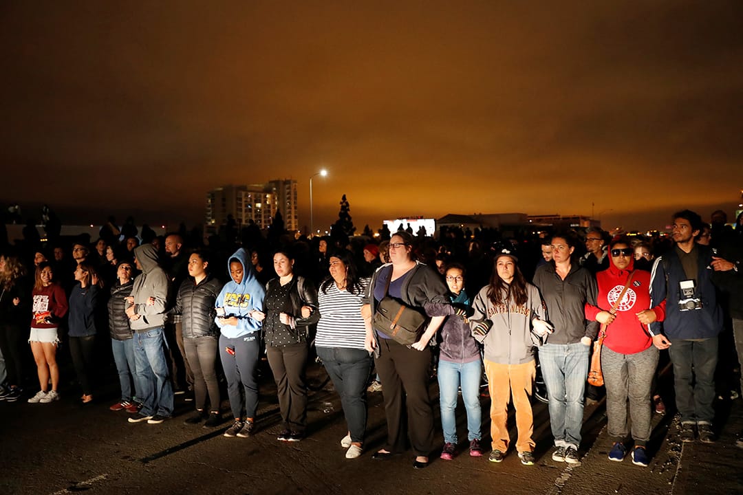 示威者在加州奧克蘭880公路抗議。