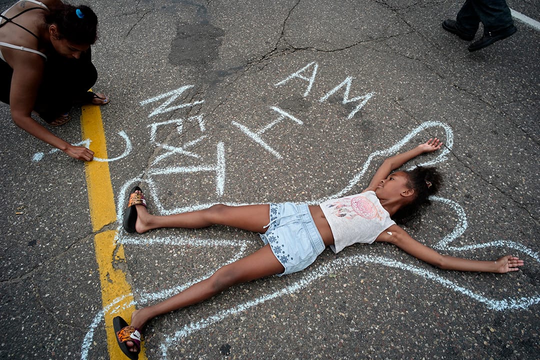 示威者在明尼蘇達州聖保羅市州長官邸外抗議警察。