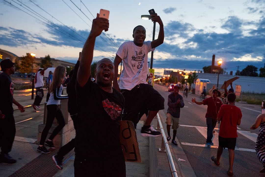 明尼蘇達州市民走上街頭示威。