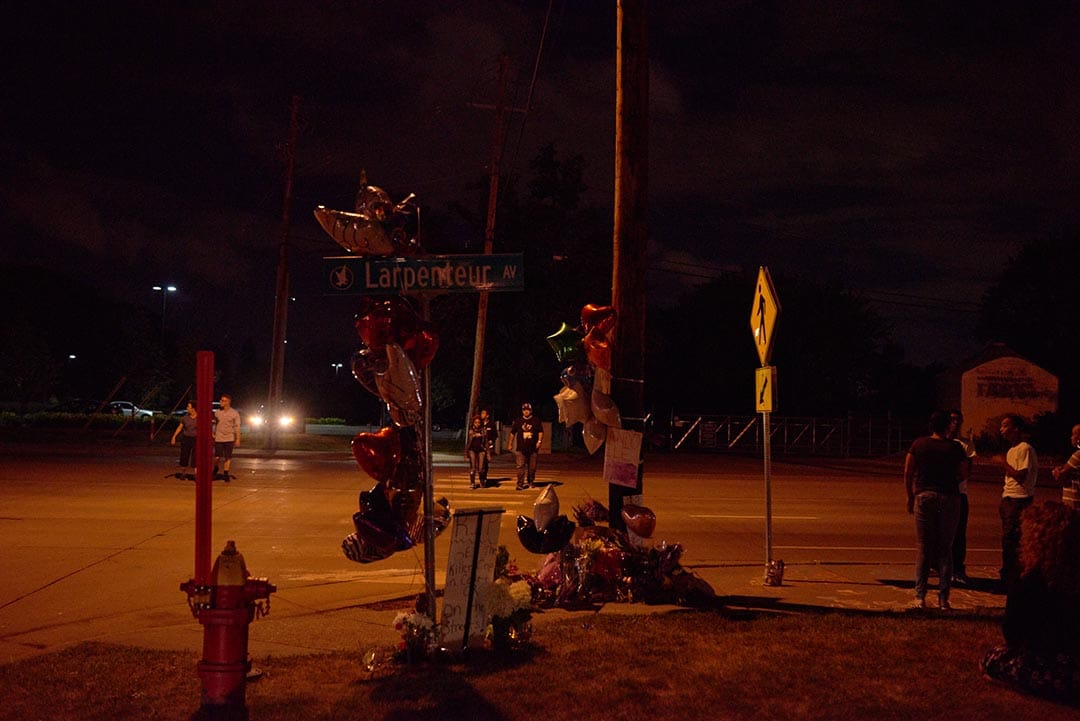 市民擺放鮮花與氣球悼念卡斯蒂爾(Philando Castile)。