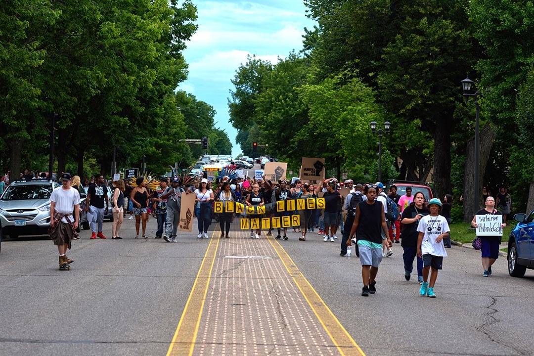 明尼蘇達州市民走上街頭示威。