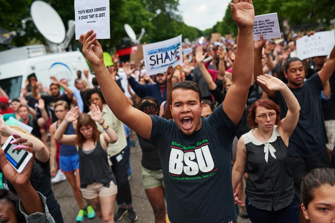 明尼蘇達州市民走上街頭示威。