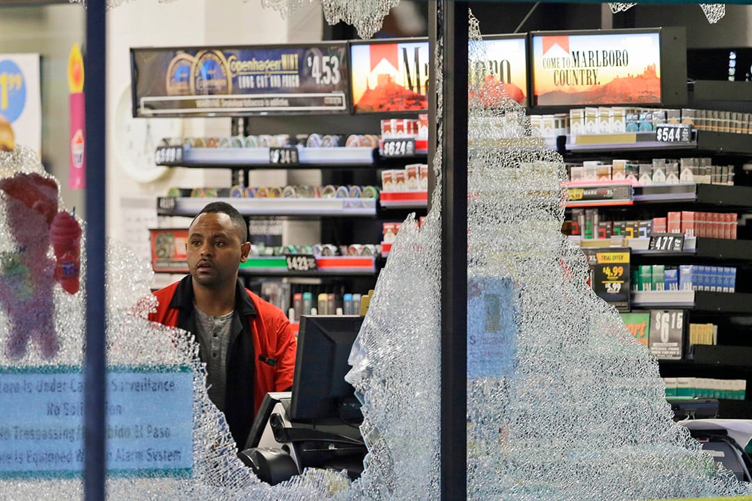 達拉斯槍擊案後清晨,警方在現場調查。