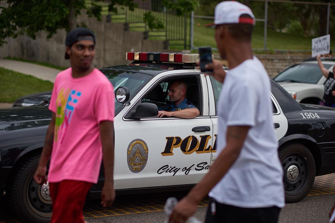 明尼蘇達州市民走上街頭示威。