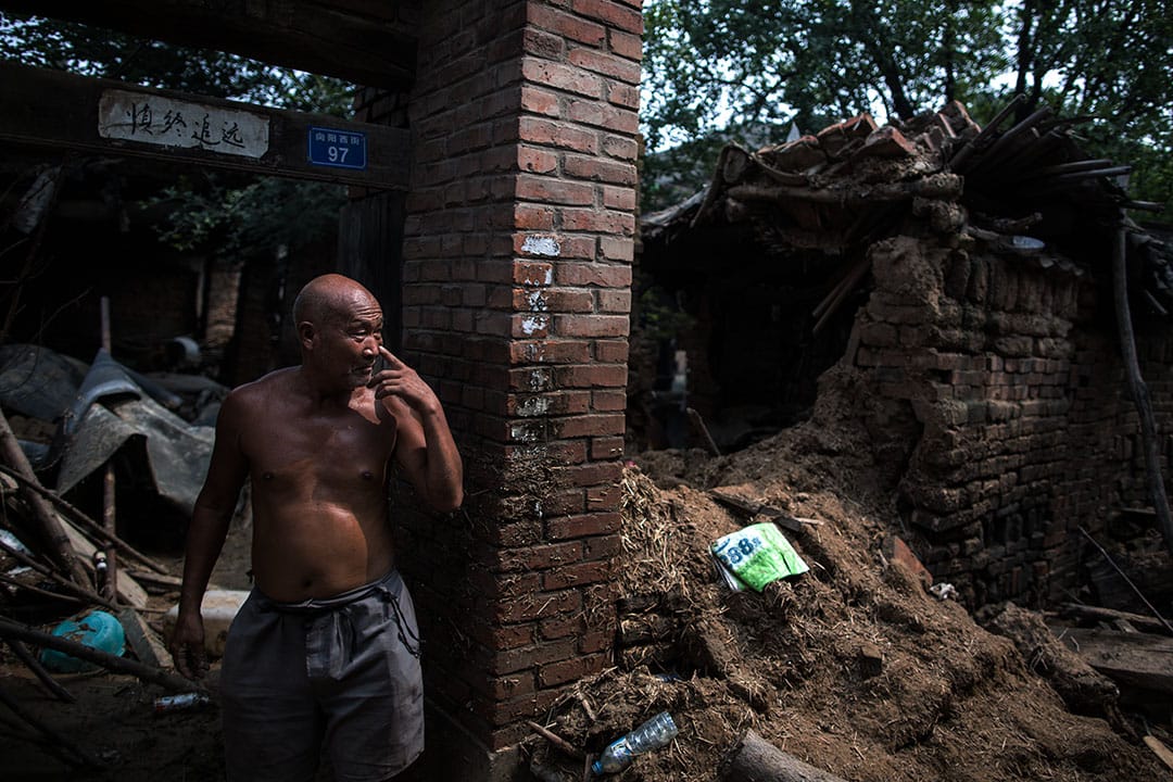 邢台市大贤村，一名房屋被冲毁的灾民。