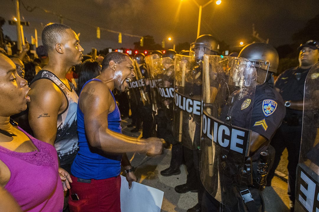 洛杉磯示威者和警員對峙。