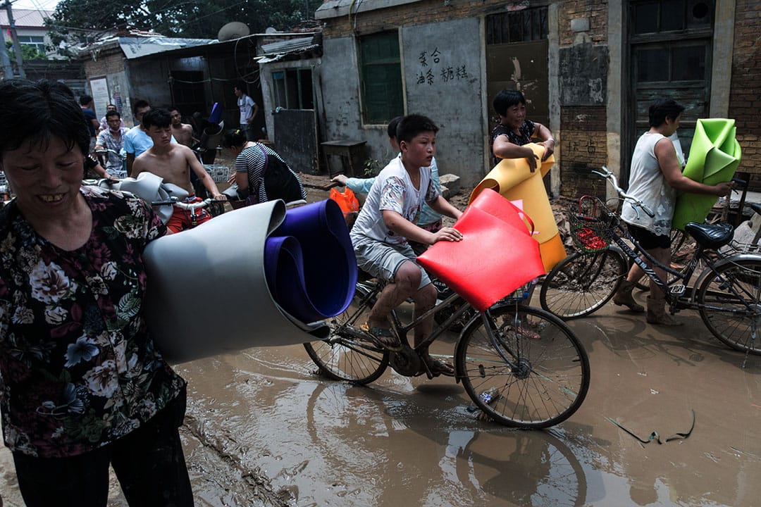 邢台市大贤村，灾民领取救援物资。