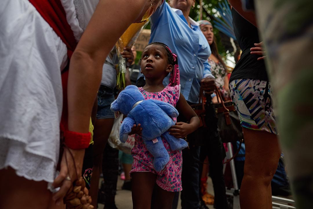 卡斯蒂爾(Philando Castile)的四歳女兒,在他生前工作的學校出席悼念活動。