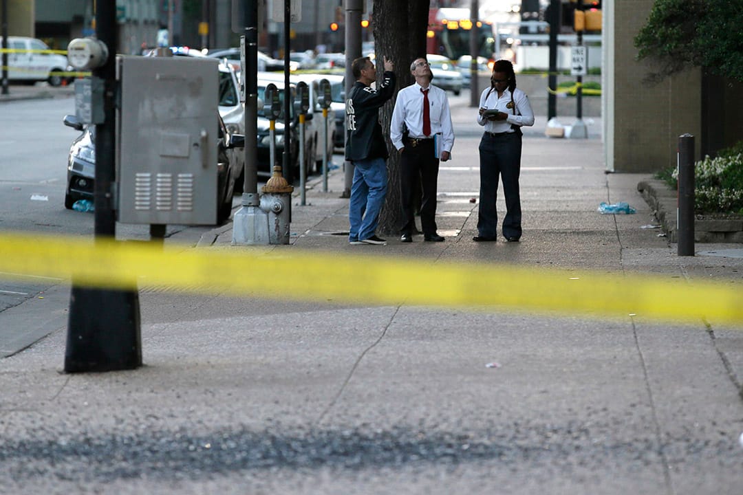 達拉斯槍擊案後清晨,警方在現場調查。