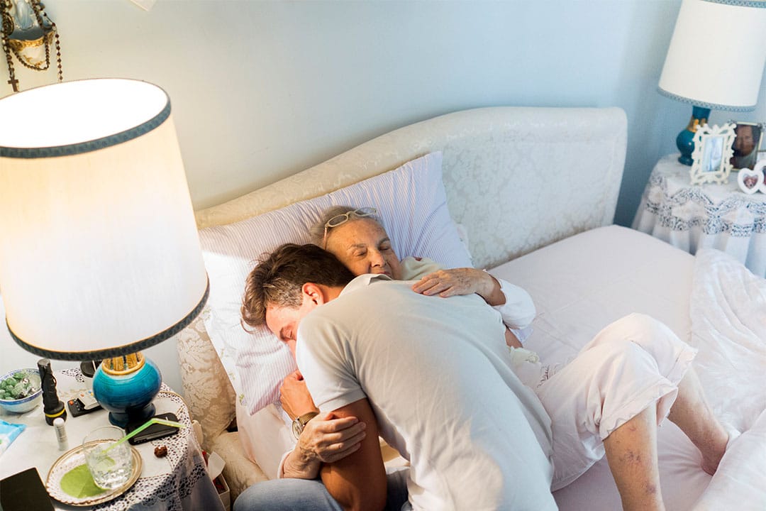 2015年6月22日,意大利科薩托,Marisa Vesco (Nonna) 擁抱她的外甥。