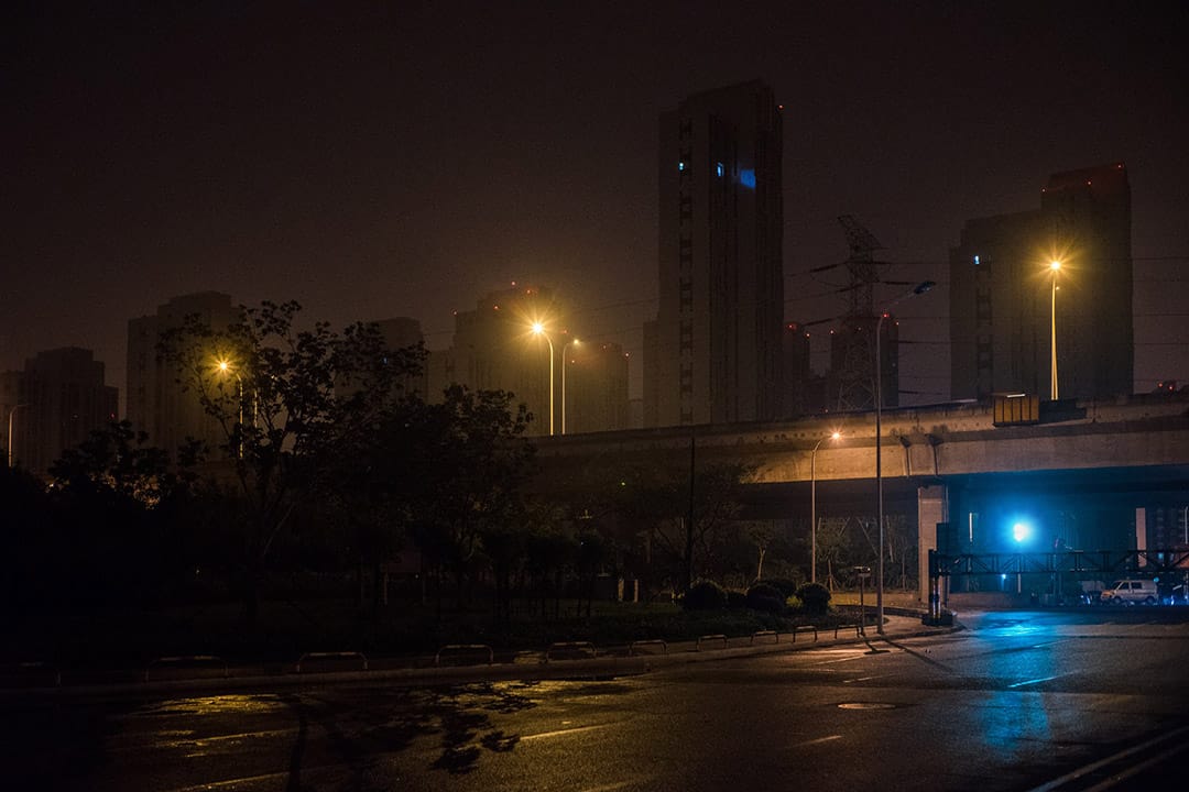 2016年7月底，海港城1期，距离爆炸点最近的小区已经陆续恢复的外观。夜里只有一户亮灯，此刻回迁率并不高。