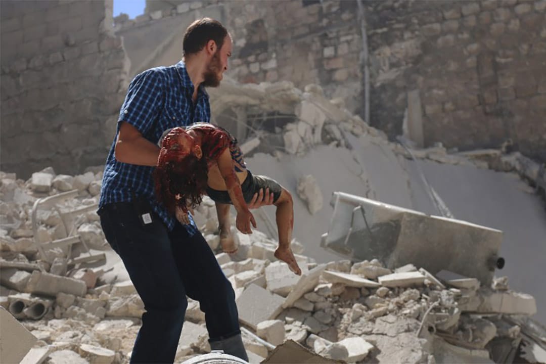 2016年7月25日，阿勒頗經歷空襲後，一個敍利亞人從瓦礫中救出一個女孩。