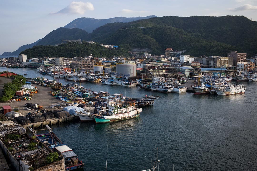 圖為宜蘭南方澳漁港。南方澳地理位置三面環山一面靠海的絕佳地理環境,港內可停泊千餘艘漁船,是台灣三大漁港之一。