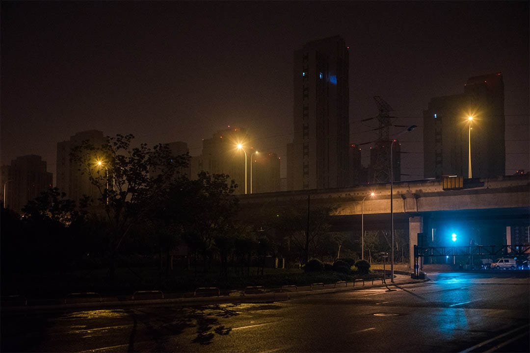 2016年7月底，海港城1期，距離爆炸點最近的小區已經陸續恢復的外觀。夜裡只有一戶亮燈，此刻回遷率並不高。