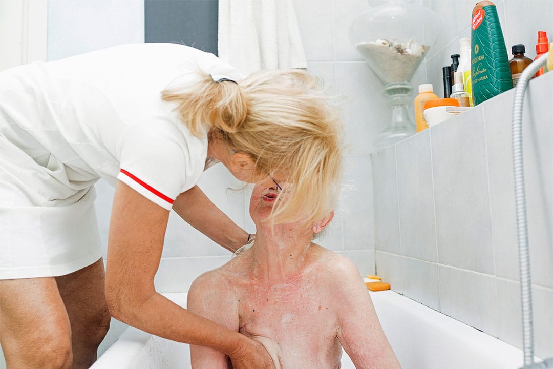 2015年5月21日,意大利米蘭,Gaia的母親為Marisa Vesco (Nonna) 洗澡。