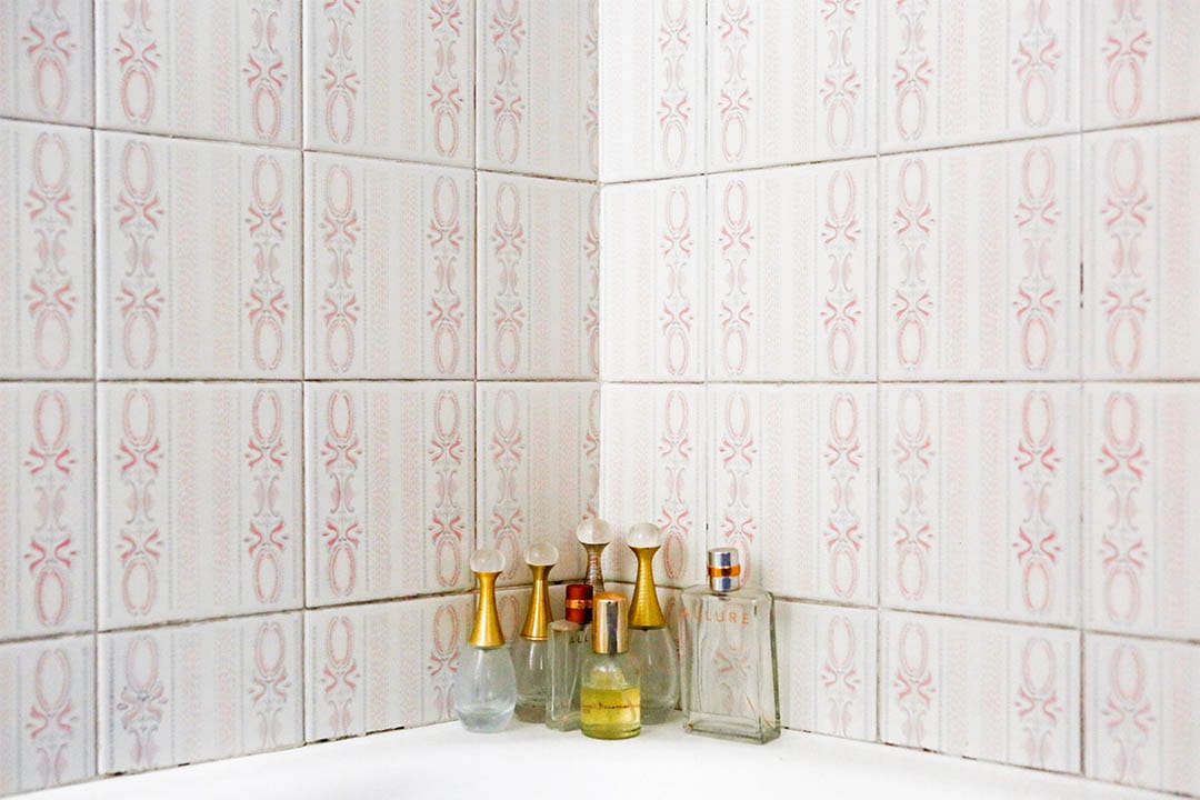 2015年2月5日,意大利科薩托,Marisa Vesco (Nonna) 放在浴室的香水瓶。