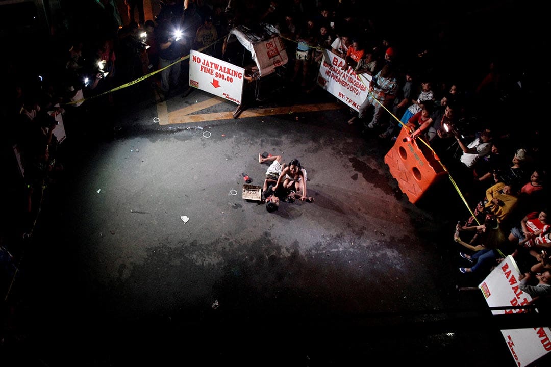 2016年7月23日,菲律賓馬尼拉,在緝毒行動中,一個女子的丈夫據警察稱被民眾打死,女子抱著屍體痛哭。