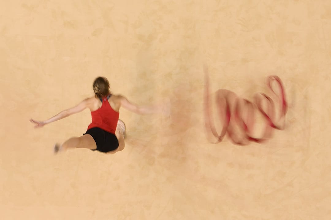 2016年4月20日，一個體操運動員正在練習。