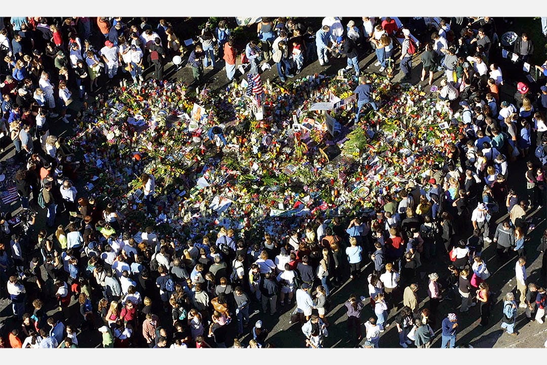 2001年9月15日，数百人在一个仪式中悼念世贸中心的死者。