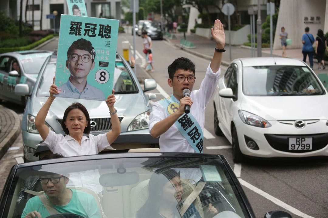 港島區候選人羅冠聰正拉票。