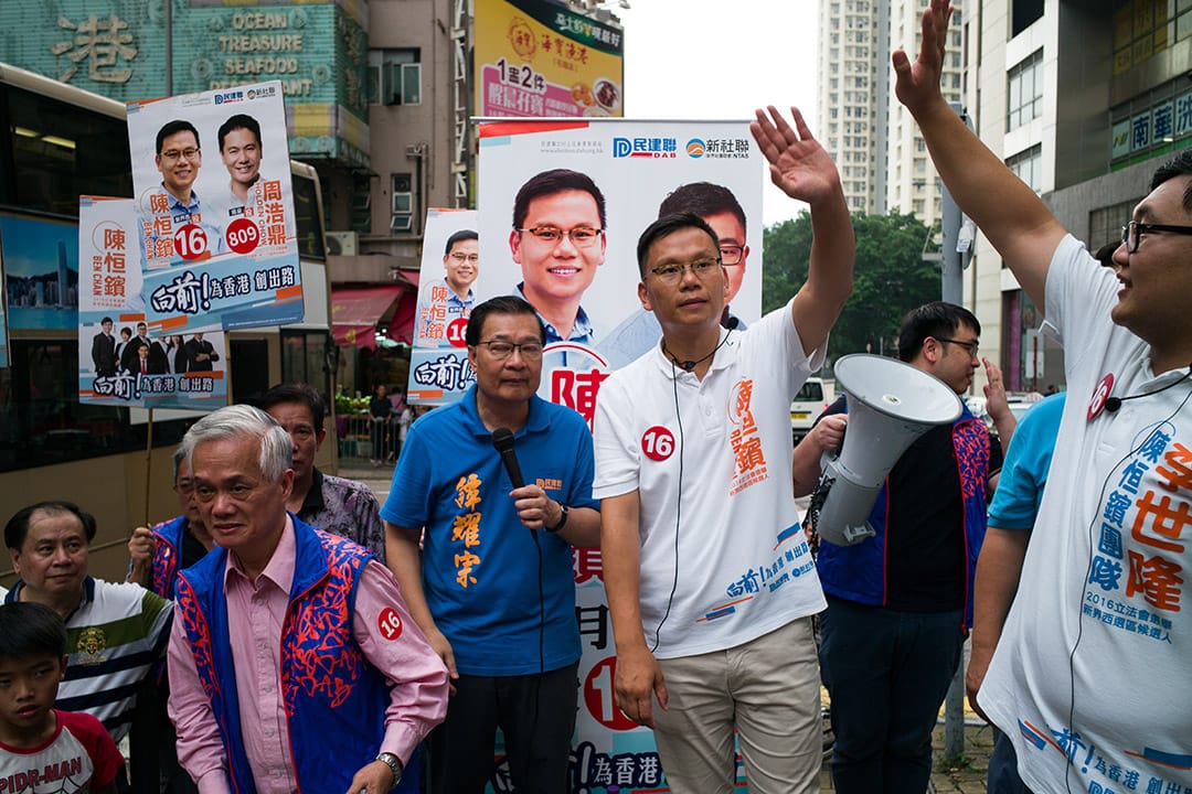 民建聯陳恒鑌在北葵涌街市外拉票。
