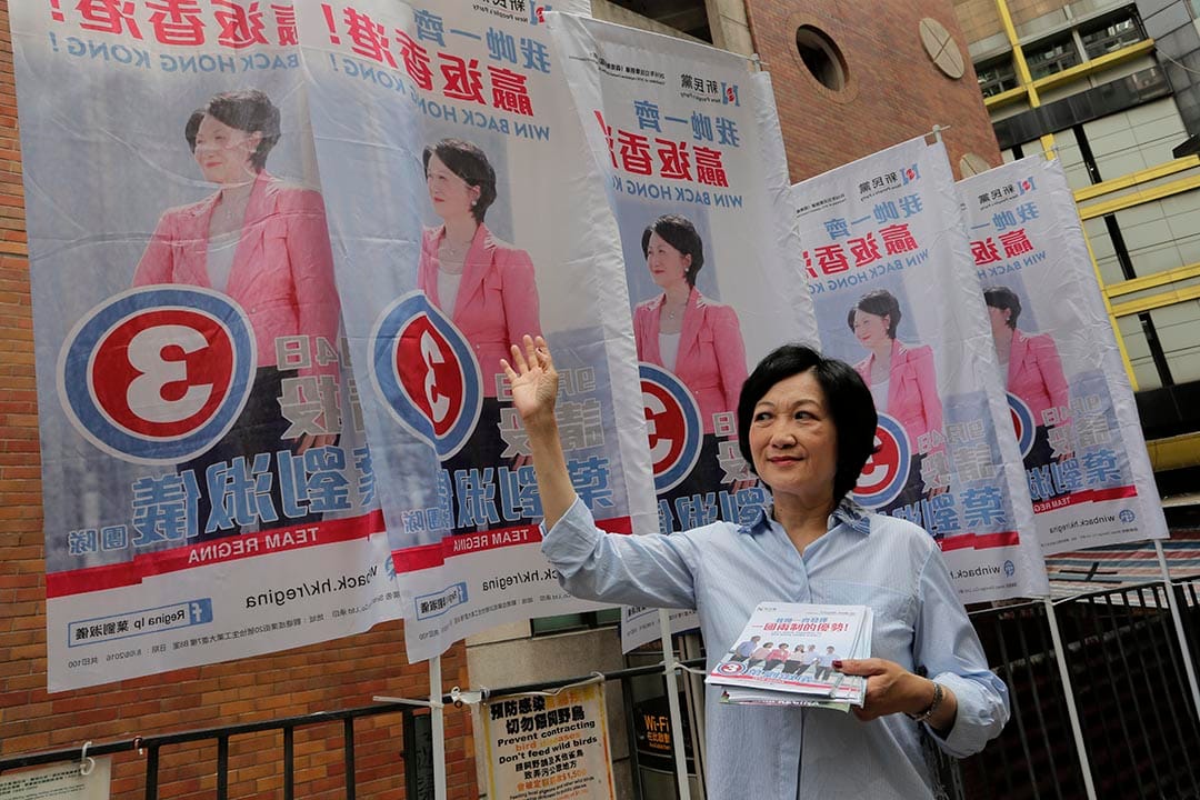 立法會選舉新民黨參選人在街上派發宣傳單張。