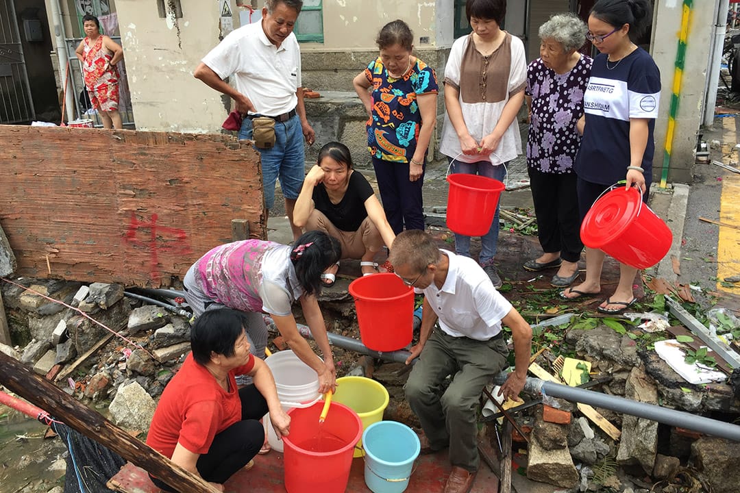 9月15日上午,廈門民族路,家裏停水的居民排隊在公共水管前取水。