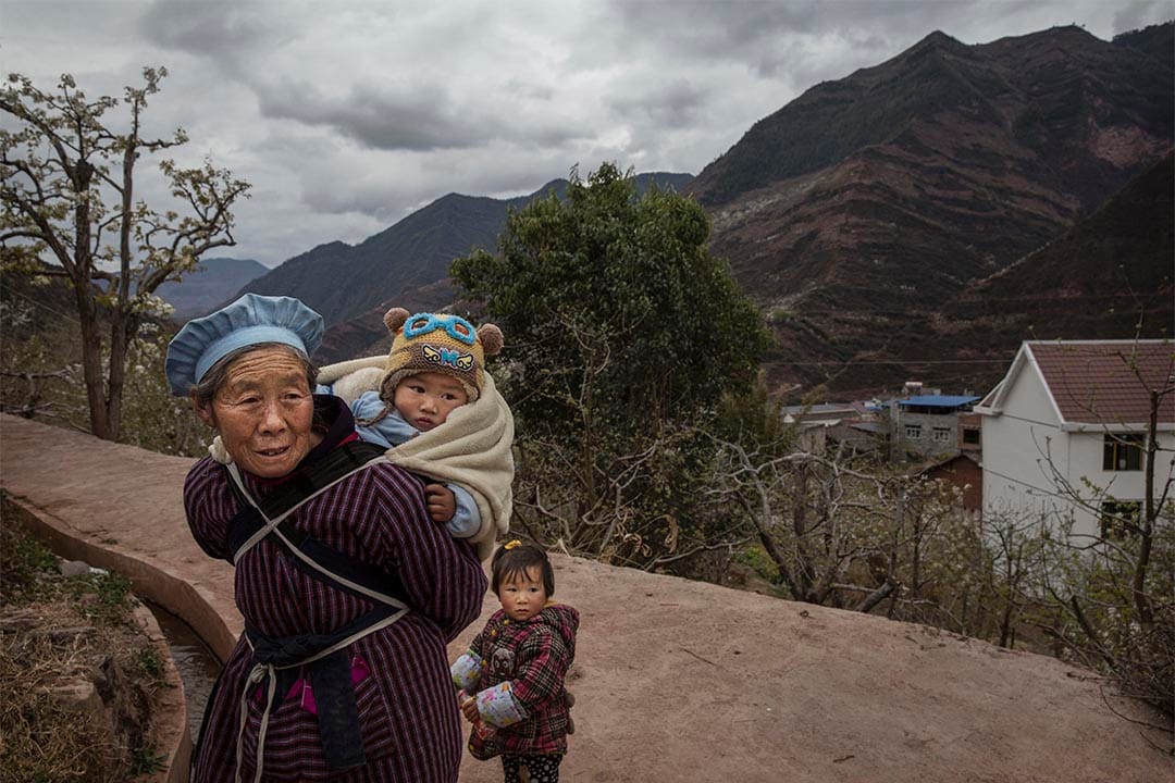 周海燕:目前似乎还没有足够的报导,进入到这些比推测杨家家庭纠纷更为重要的议题之中。图为四川汉源县一条村落。