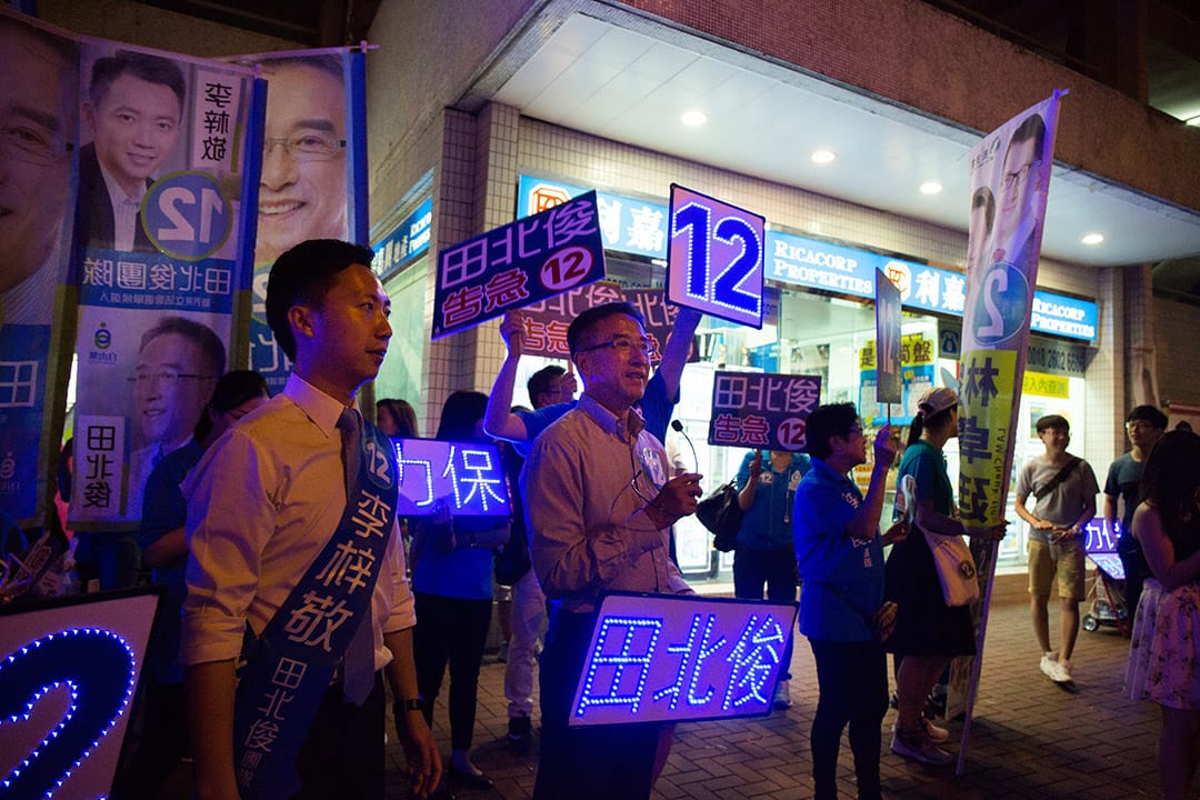 自由黨田北俊與李梓敬在沙田第一城投票所外拉票。