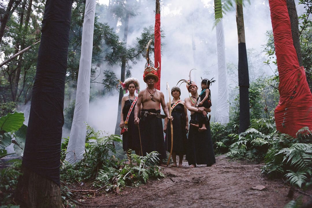 《修龙》影片中象征原住民角色的“铁山一派”。