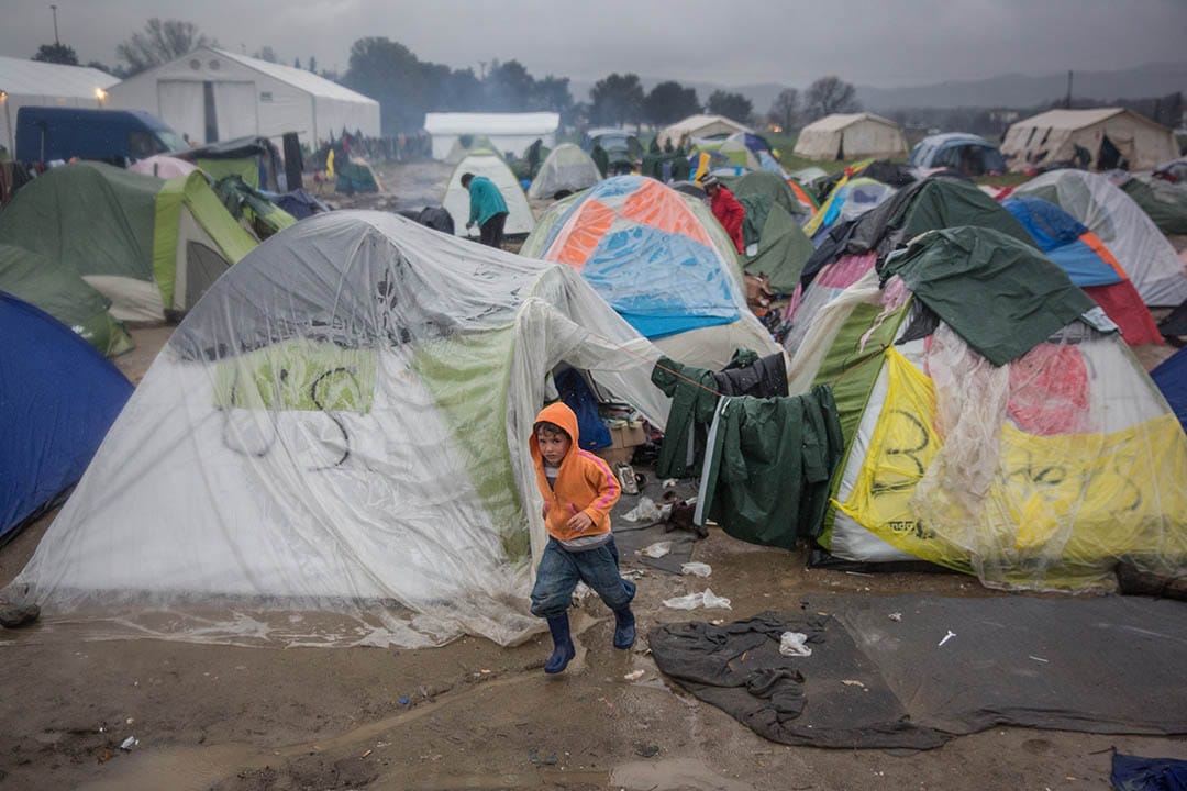  希臘，一個男孩在馬其頓邊境的難民營中奔跑。