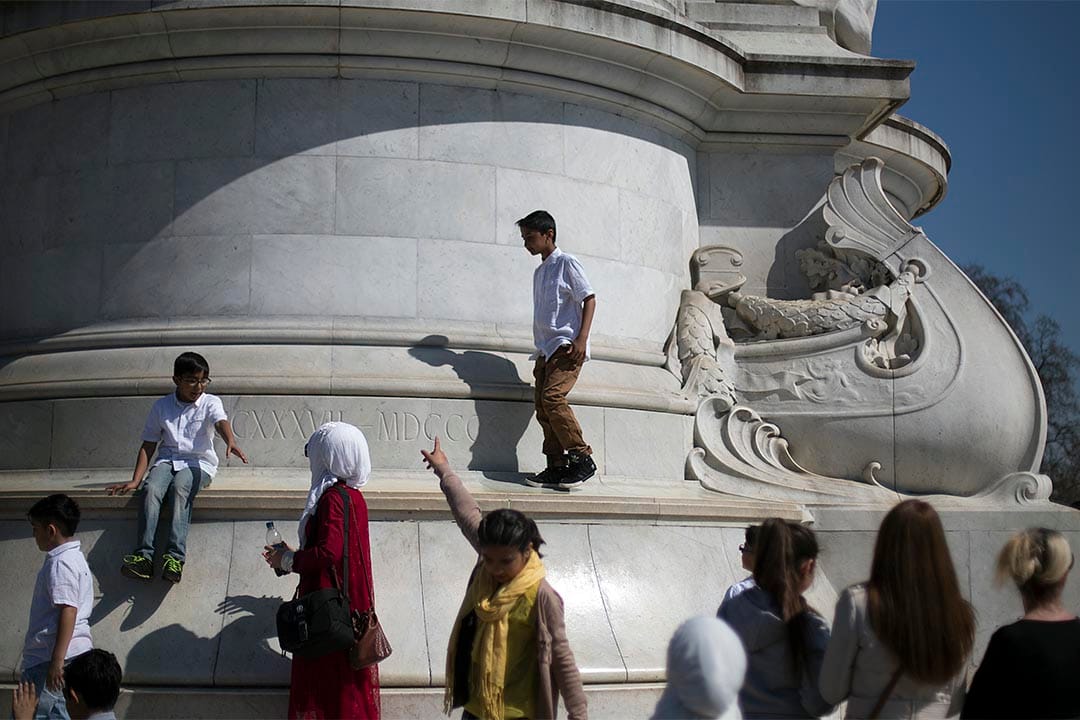 2015年4月7日,英国伦敦,人们在特拉法加广场。