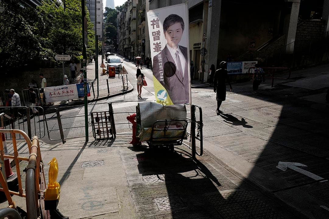 民主黨的宣傳直幡置放在十字路口上。