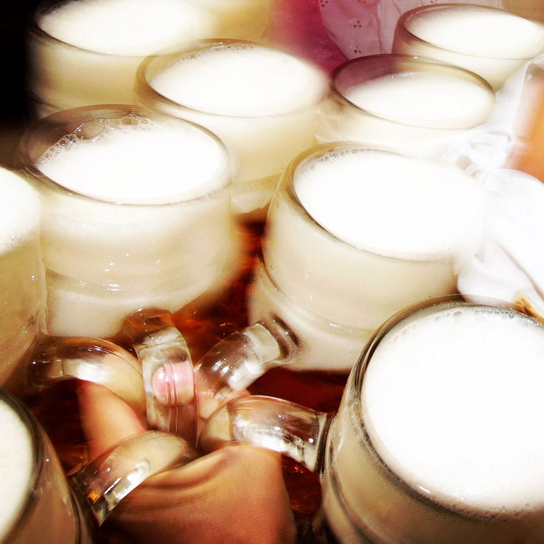 女服務生穿梭在啤酒節會場送啤酒。