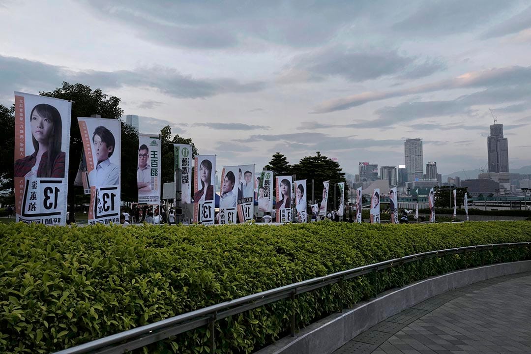 立法會外，掛著各立法會選舉參選人的直幡。