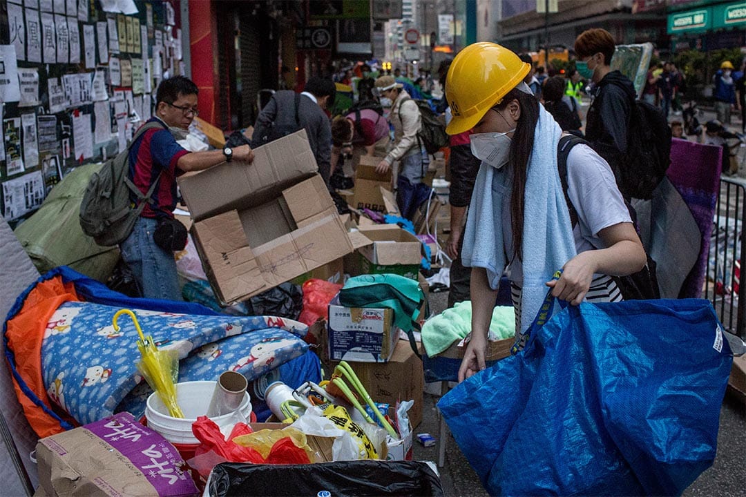 2014年10月17日,警方清晨展开清场行动后,示威者收拾物件,准备离开占领区。
